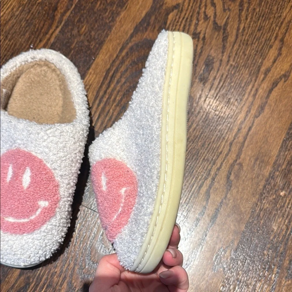 Cozy Smiley Face Slippers girls size 34-35